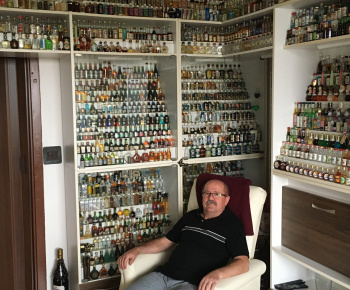 Aktuality / Furčan Ján Šimšík má v zbierke 3 851 alkoholových minifľaštičiek! - foto