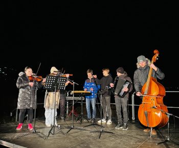 Kultúrno-spoločenské a športové aktivity / V parku pri fontáne sme si užili Novoročný koncert - foto