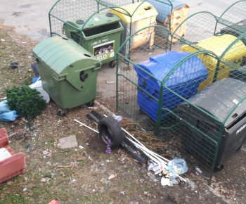 Aktuality / Smutný pohľad na medziblokové kontajneroviská - foto