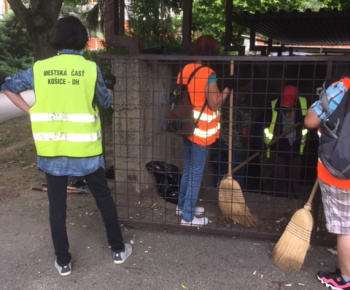 Aktuality / Júlové upratovanie sídliska aktivačnými pracovníkmi - foto Aktuality / Júlové upratovanie sídliska aktivačnými pracovníkmi - foto