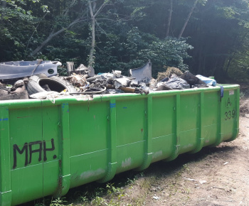 Aktuality / Júlové upratovanie sídliska aktivačnými pracovníkmi - foto Aktuality / Júlové upratovanie sídliska aktivačnými pracovníkmi - foto