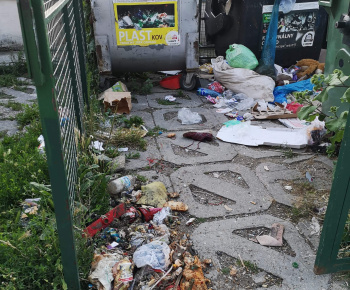 Aktuality / Júlové upratovanie sídliska aktivačnými pracovníkmi - foto