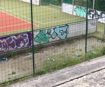 Aktuality / Júlové upratovanie sídliska aktivačnými pracovníkmi - foto