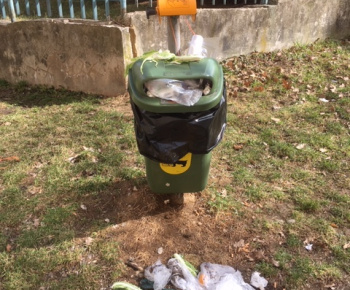 Aktuality / Júlové upratovanie sídliska aktivačnými pracovníkmi - foto