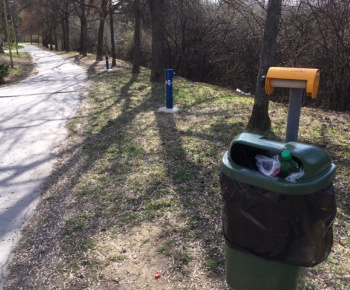 Aktuality / Júlové upratovanie sídliska aktivačnými pracovníkmi - foto Aktuality / Júlové upratovanie sídliska aktivačnými pracovníkmi - foto