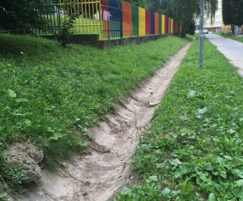 Aktuality / Júlové upratovanie sídliska aktivačnými pracovníkmi - foto