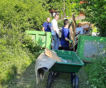 Aktuality / Upratovanie v oblasti Moňok potok a nad Prešovskou cestou - foto