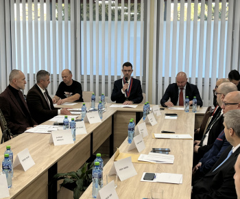 Aktuality / Na ustanovujúcom zasadnutí miestneho zastupiteľstva zložil sľub nový starosta mestskej časti Dominik Babušík - foto