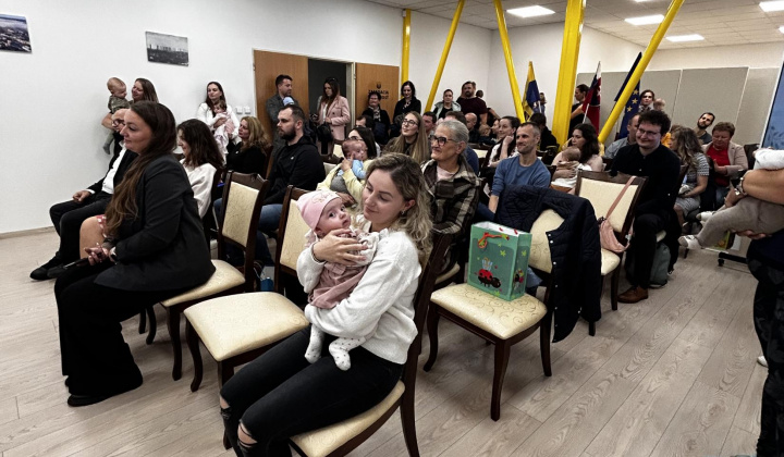 72. fotografia fotogalérie Aktuality / Najmilšia tradícia Furče: Slávnostné uvítanie detí do života - foto