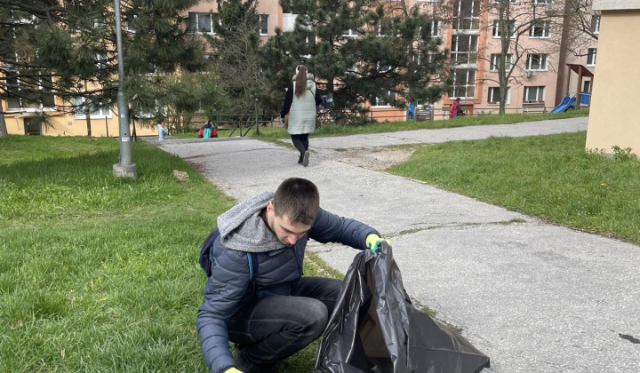 5. fotografia fotogalérie Aktuality / Jarné upratovanie na Furči. Spoločne sme vyzbierali desiatky vriec odpadu - foto