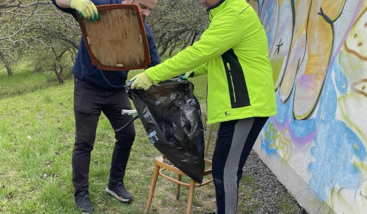 7. fotografia fotogalérie Aktuality / Jarné upratovanie na Furči. Spoločne sme vyzbierali desiatky vriec odpadu - foto