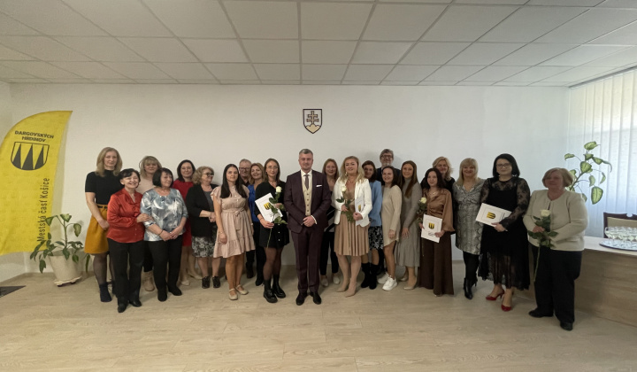 1. fotografia fotogalérie Aktuality / Oceňovanie pedagogických a nepedagogických pracovníkov pri príležitosti Dňa učiteľov - foto