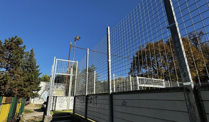 1. fotografia fotogalérie Aktuality / Multifunkčné ihrisko na Fábryho prechádza modernizáciou - foto