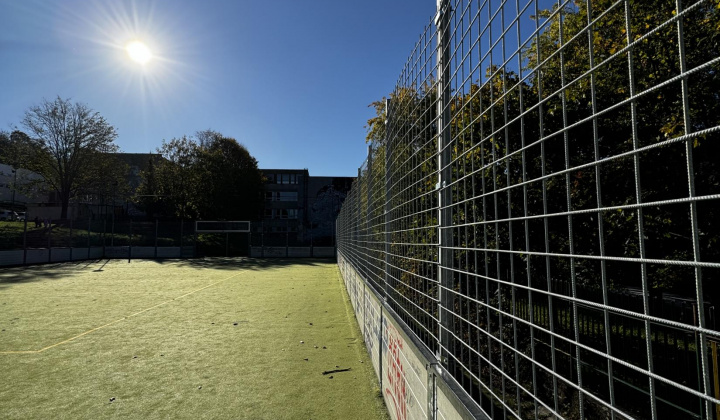 3. fotografia fotogalérie Aktuality / Multifunkčné ihrisko na Fábryho prechádza modernizáciou - foto