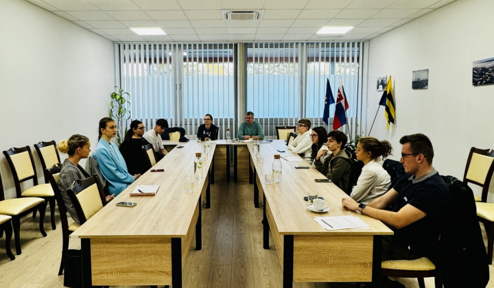 1. fotografia fotogalérie Aktuality / Zasadalo nové zloženie mládežníckeho parlamentu - foto