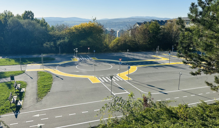 1. fotografia fotogalérie Aktuality / Na dopravnom ihrisku prebehla obnova vodorovného dopravného značenia - foto