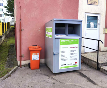 Aktuality / Na našom sídlisku máme opäť kontajnery na zber šatstva - foto