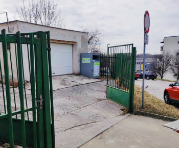 Aktuality / Na našom sídlisku máme opäť kontajnery na zber šatstva - foto