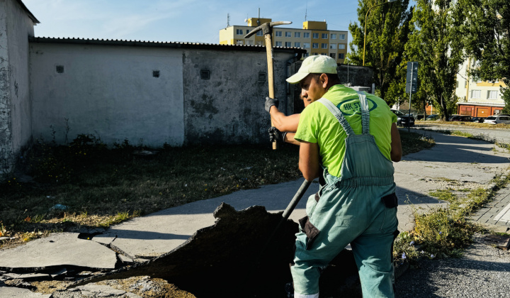 1. fotografia fotogalérie Aktuality / Začala sa oprava chodníka na Charkovskej ulici - foto