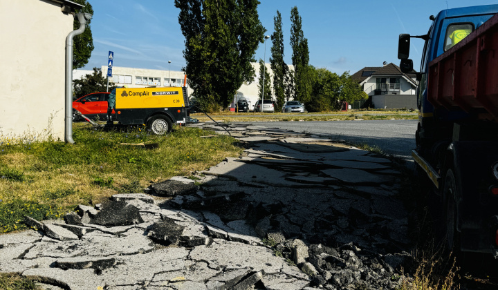 2. fotografia fotogalérie Aktuality / Začala sa oprava chodníka na Charkovskej ulici - foto