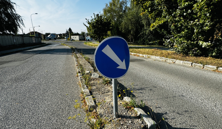 3. fotografia fotogalérie Aktuality / Začala sa oprava chodníka na Charkovskej ulici - foto