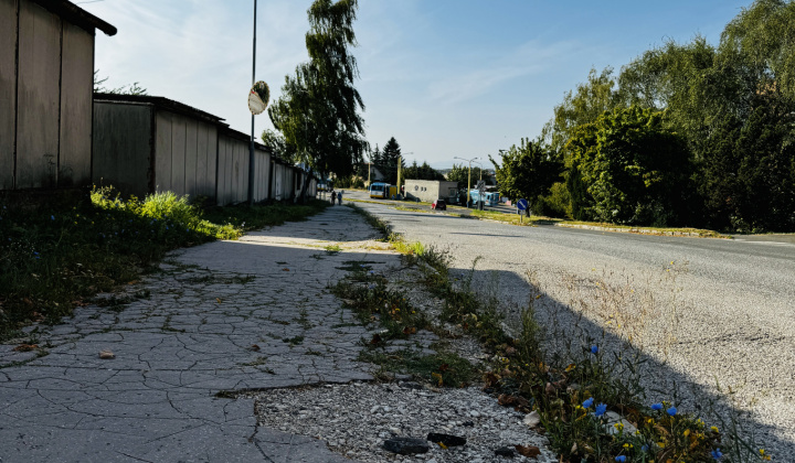 4. fotografia fotogalérie Aktuality / Začala sa oprava chodníka na Charkovskej ulici - foto