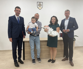 Kultúrno-spoločenské a športové aktivity / Na obrade uvítania detí sme prijali 17 nových obyvateľov nášho sídliska - foto