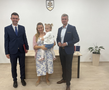 Kultúrno-spoločenské a športové aktivity / Na obrade uvítania detí sme prijali 17 nových obyvateľov nášho sídliska - foto