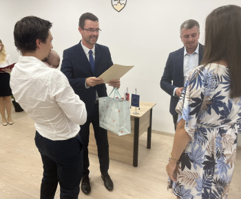 Kultúrno-spoločenské a športové aktivity / Na obrade uvítania detí sme prijali 17 nových obyvateľov nášho sídliska - foto