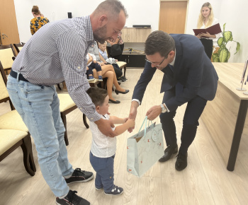 Kultúrno-spoločenské a športové aktivity / Na obrade uvítania detí sme prijali 17 nových obyvateľov nášho sídliska - foto