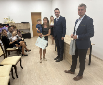 Kultúrno-spoločenské a športové aktivity / Na obrade uvítania detí sme prijali 17 nových obyvateľov nášho sídliska - foto