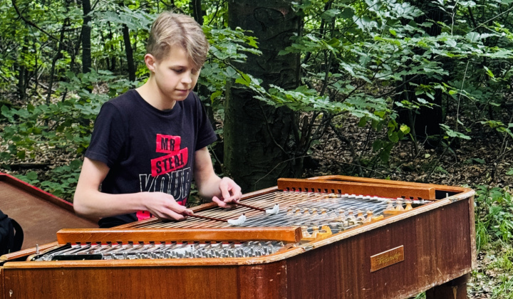 8. fotografia fotogalérie Aktuality / Lesopark sa rozohral 5. ročníkom Hudby v lese - foto