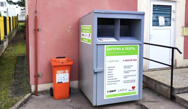 1. fotografia fotogalérie Aktuality / Na našom sídlisku máme opäť kontajnery na zber šatstva - foto