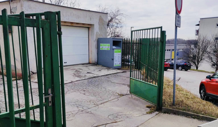 2. fotografia fotogalérie Aktuality / Na našom sídlisku máme opäť kontajnery na zber šatstva - foto