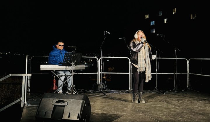 10. fotografia fotogalérie Aktuality / V parku pri fontáne sme si užili Novoročný koncert - foto