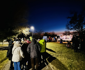 Kultúrno-spoločenské a športové aktivity / V parku pri fontáne sme si užili Novoročný koncert - foto