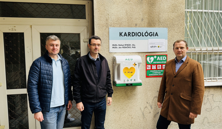 1. fotografia fotogalérie Aktuality / Na poliklinike sa sprevádzkoval externý defibrilátor - foto