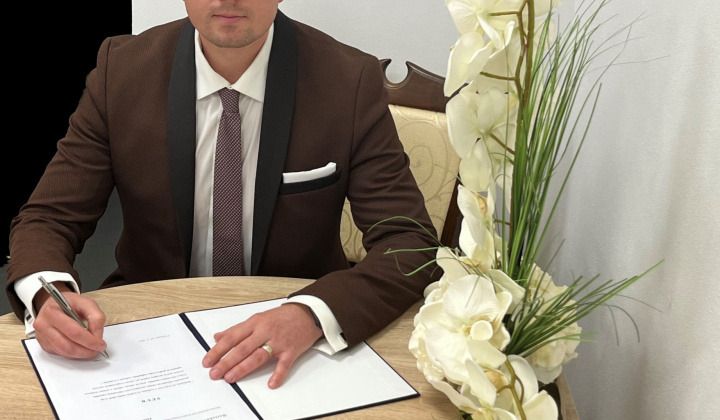 1. fotografia fotogalérie Aktuality / Na ustanovujúcom zasadnutí miestneho zastupiteľstva zložil sľub nový starosta mestskej časti Dominik Babušík - foto