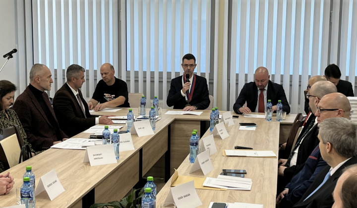3. fotografia fotogalérie Aktuality / Na ustanovujúcom zasadnutí miestneho zastupiteľstva zložil sľub nový starosta mestskej časti Dominik Babušík - foto