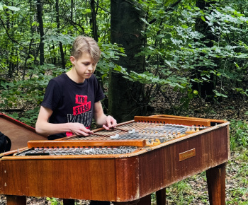 Aktuality / Lesopark sa rozohral 5. ročníkom Hudby v lese - foto