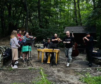 Aktuality / Lesopark sa rozohral 5. ročníkom Hudby v lese - foto