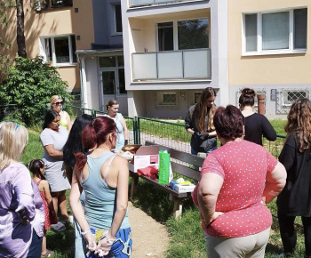 Aktuality / Psychosociálne centrum pomáha skrášľovať naše sídlisko - foto