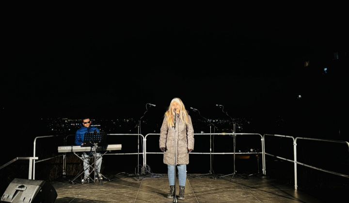 9. fotografia fotogalérie Kultúrno-spoločenské a športové aktivity / V parku pri fontáne sme si užili Novoročný koncert - foto