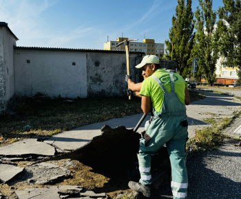 Aktuality / Začala sa oprava chodníka na Charkovskej ulici - foto