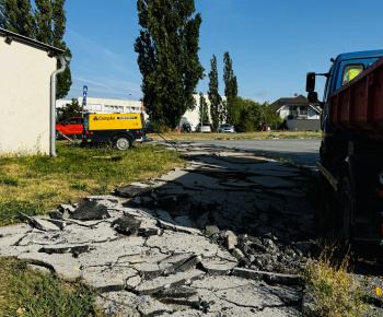 Aktuality / Začala sa oprava chodníka na Charkovskej ulici - foto