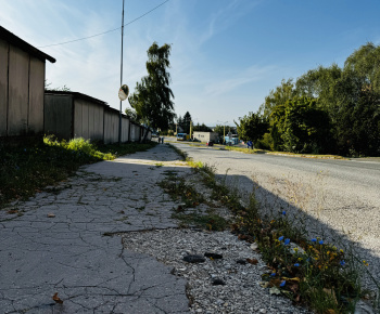 Aktuality / Začala sa oprava chodníka na Charkovskej ulici - foto