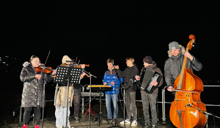 12. fotografia fotogalérie Kultúrno-spoločenské a športové aktivity / V parku pri fontáne sme si užili Novoročný koncert - foto