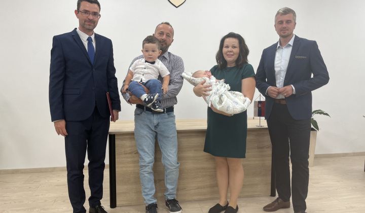 3. fotografia fotogalérie Kultúrno-spoločenské a športové aktivity / Na obrade uvítania detí sme prijali 17 nových obyvateľov nášho sídliska - foto