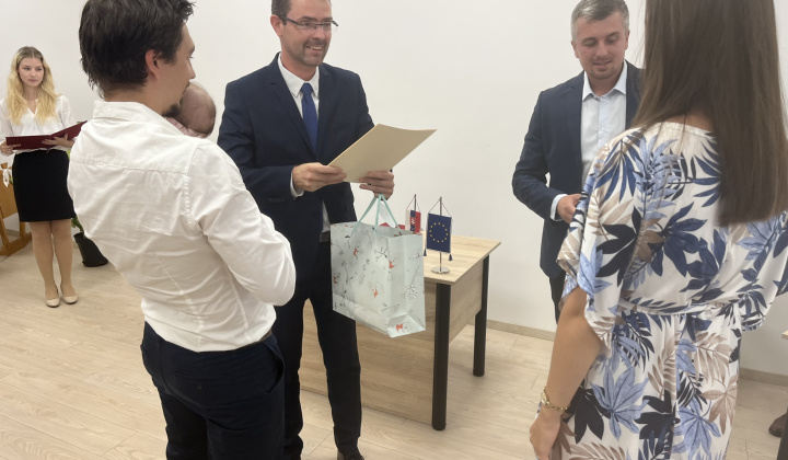 7. fotografia fotogalérie Kultúrno-spoločenské a športové aktivity / Na obrade uvítania detí sme prijali 17 nových obyvateľov nášho sídliska - foto