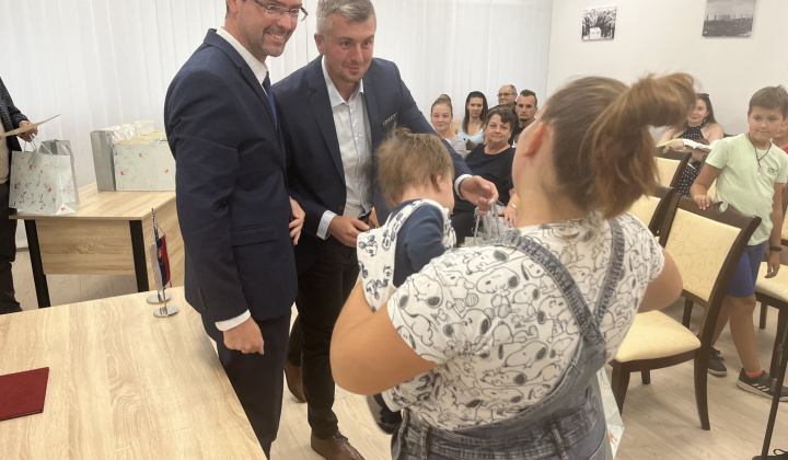 8. fotografia fotogalérie Kultúrno-spoločenské a športové aktivity / Na obrade uvítania detí sme prijali 17 nových obyvateľov nášho sídliska - foto